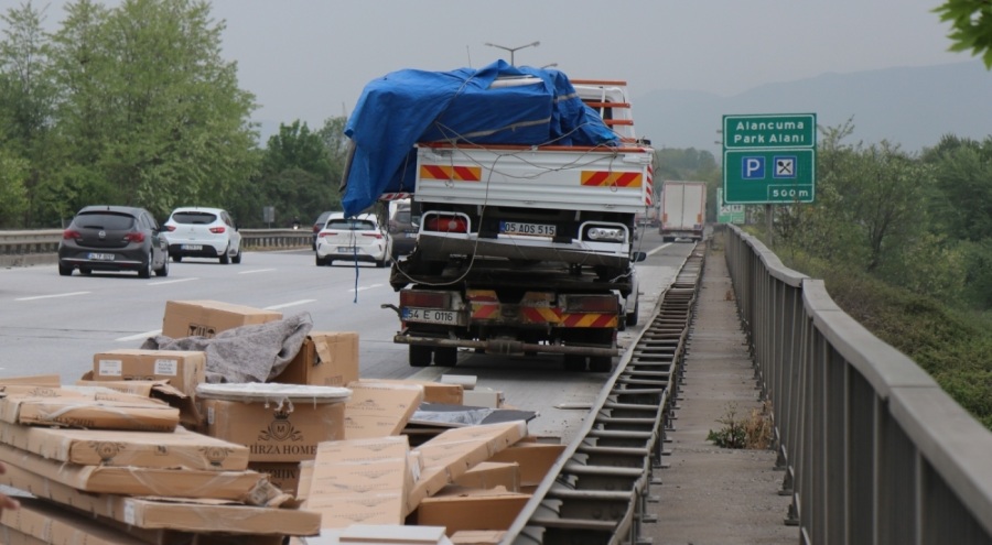 Tekeri patlayan tıra arkadan çarptı, mobilya malzemeleri otoyola döküldü