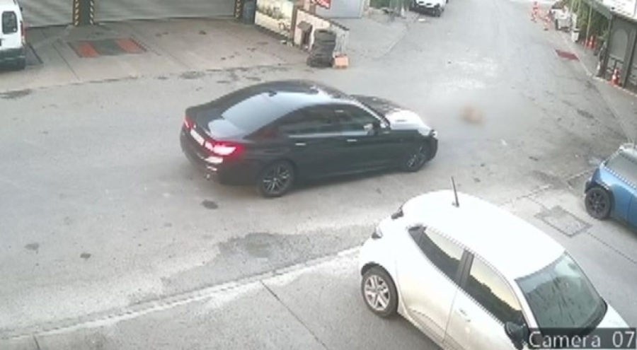 Yerde yatan köpeği ezerek öldürüp kaçtı!
