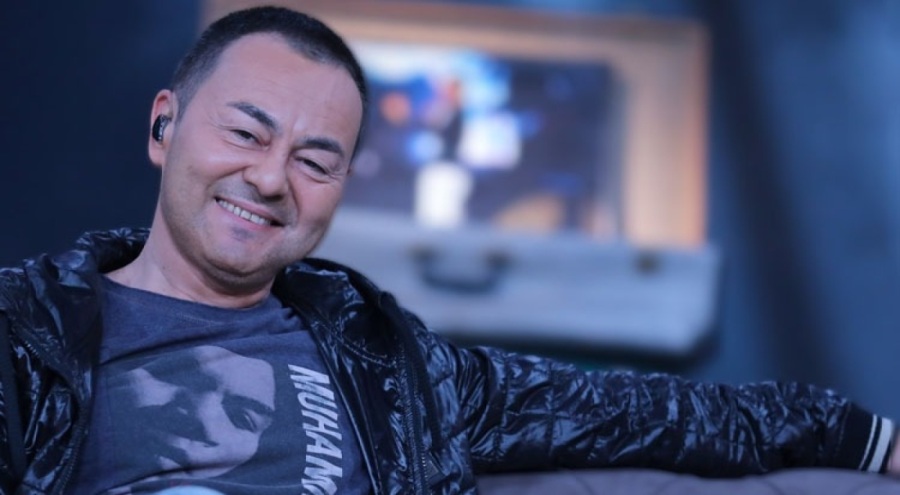 Serdar Ortaç sahnede ayakta durmakta zorlandı!