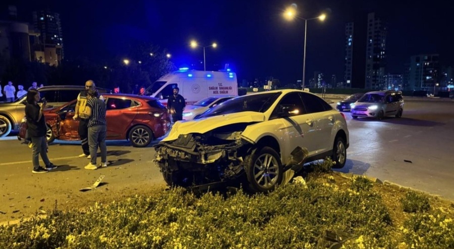 Mersin'de iki otomobil çarpıştı