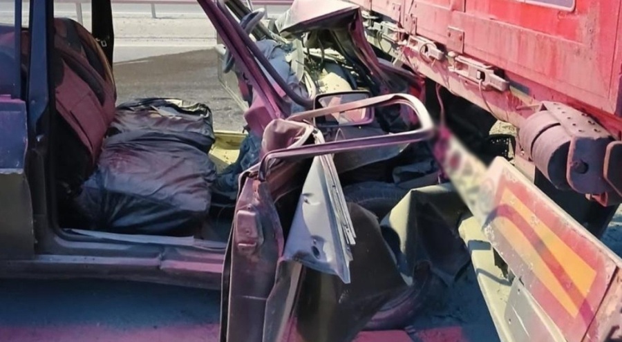 Otomobil tıra arkadan çarptı: 1 ölü