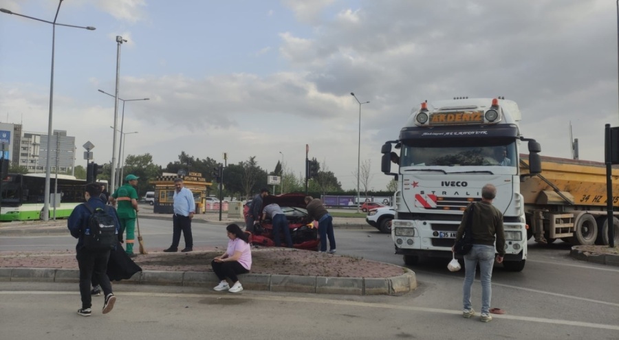 Bursa'da hafif ticari aracın çarptığı tır refüje daldı!