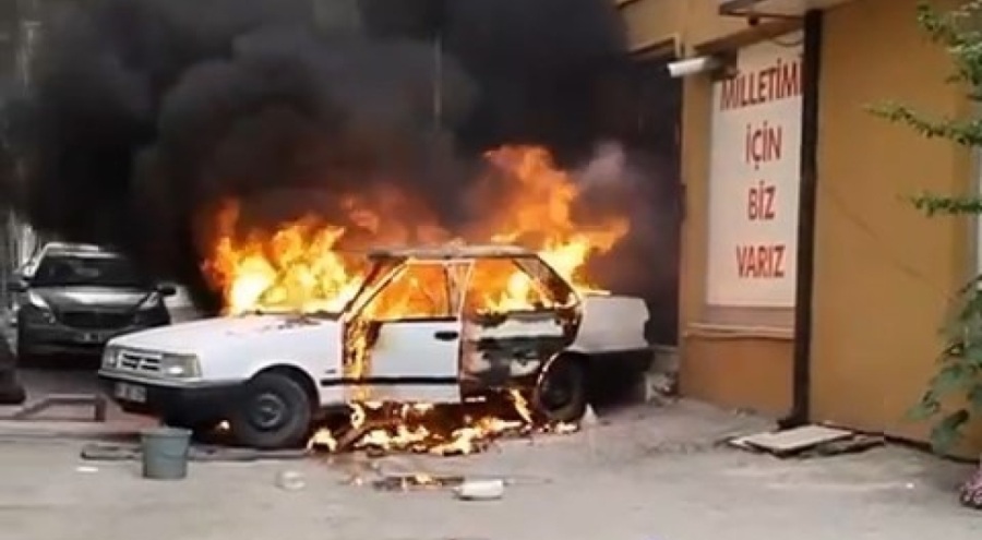 Bursa'da iki otomobil alev topuna döndü