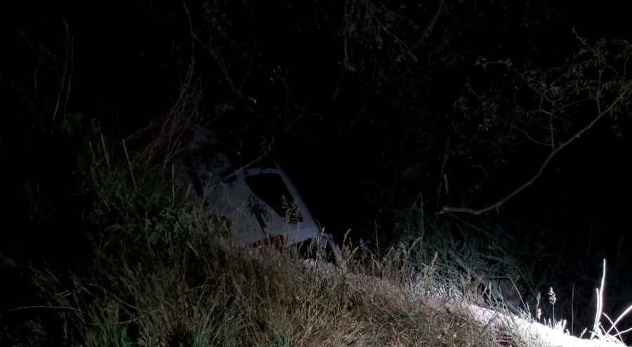 Araç dereye devrildi! Yaralılar var