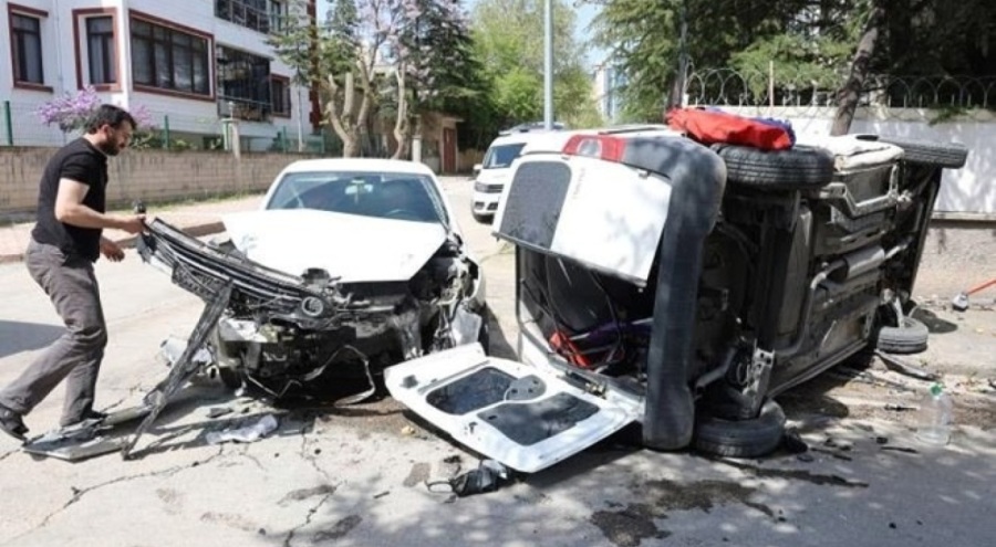 Kazaya karışan hafif ticari araç yan yattı