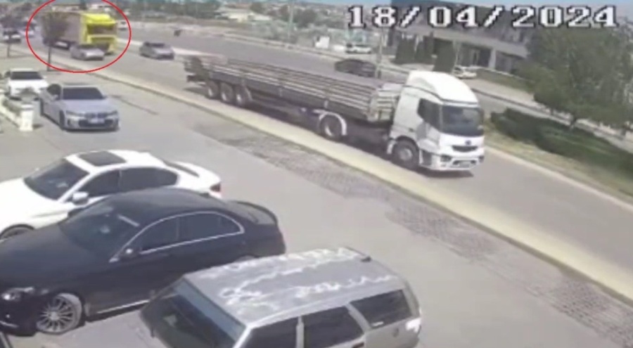 Bursa'da TIR'ın çarptığı otomobil refüje çıktı!