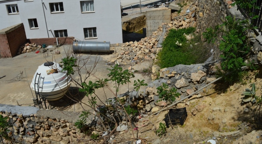 Duvar çöktü, ev tahliye edildi