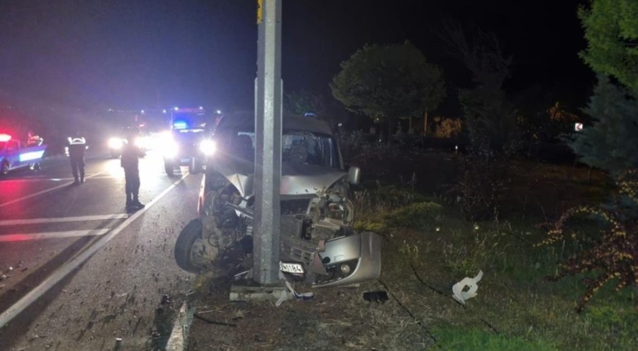 Konya'da hafif ticari araç direğe çarptı: 1 ölü, 2 yaralı