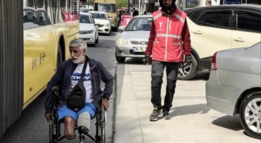 Engelli vatandaş tekerlekli sandalyesiyle taşıt yolunu kullanmak zorunda kaldı