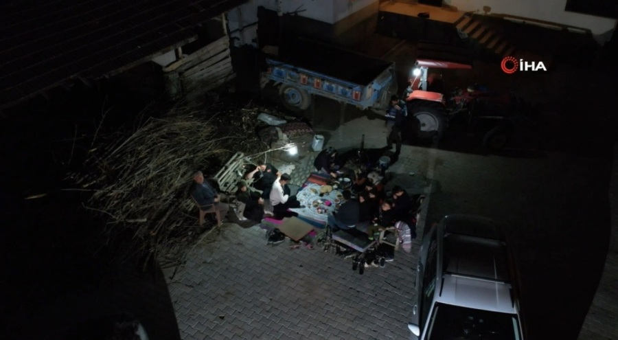 Depreme yakalanan vatandaşlar geceyi dışarıda geçiriyor