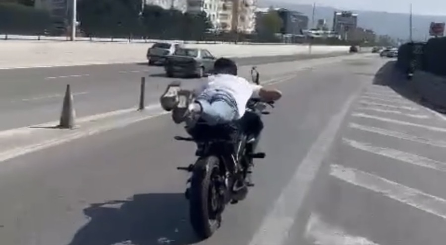 Bursa'da motosikleti yatarak kullandı, canını hiçe saydı