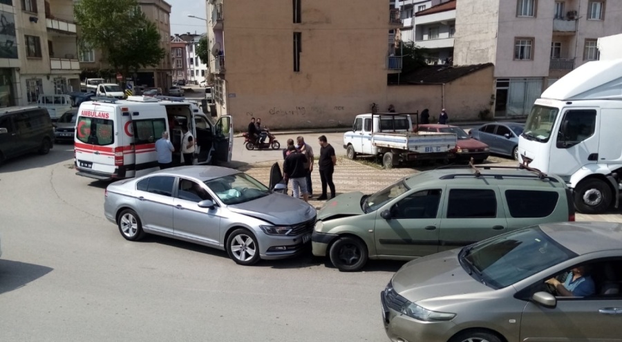 Bursa'da kafa kafaya çarpışan otomobillerdeki 4 kişi yaralandı!