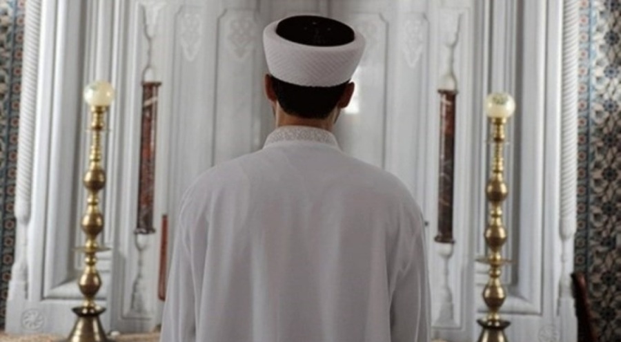 Camide vaaz veren imam, kadınları hedef aldı: 'Kadınlarımız soyundukça soyunuyor'