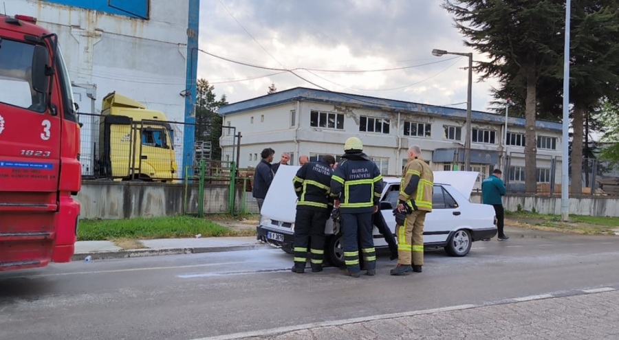 Bursa'da seyir halindeki otomobil cayır cayır yandı!