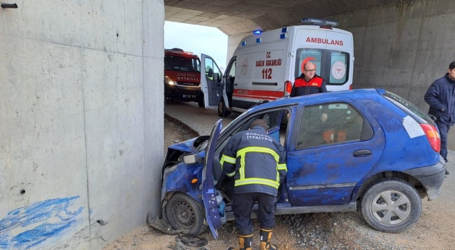 Otomobil köprü ayağına çarptı: 1 Yaralı
