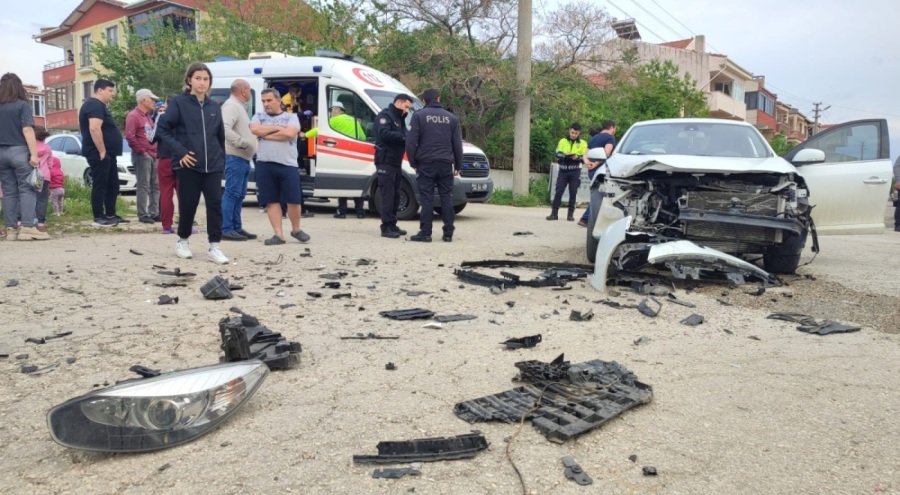 14 yaşındaki çocuk, otomobiliyle 2 araca çarptı!