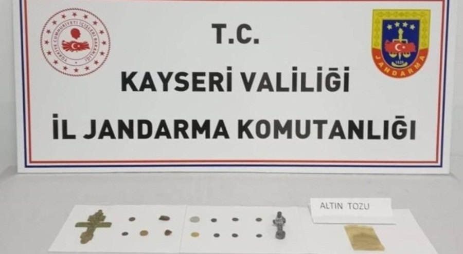 Arama yapılan araçta çok sayıda tarihi eser bulundu