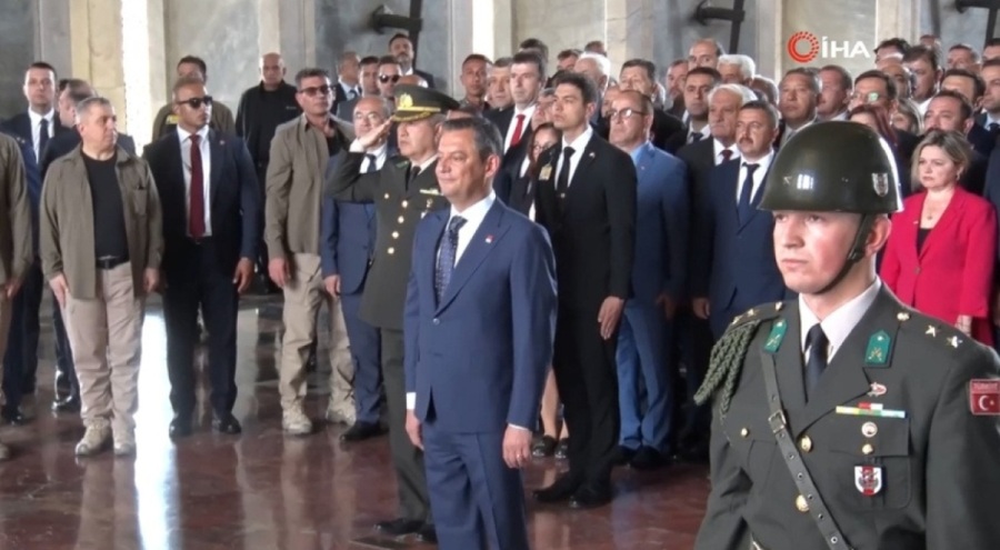 CHP Genel Başkanı Özgür Özel Anıtkabir'i ziyaret etti