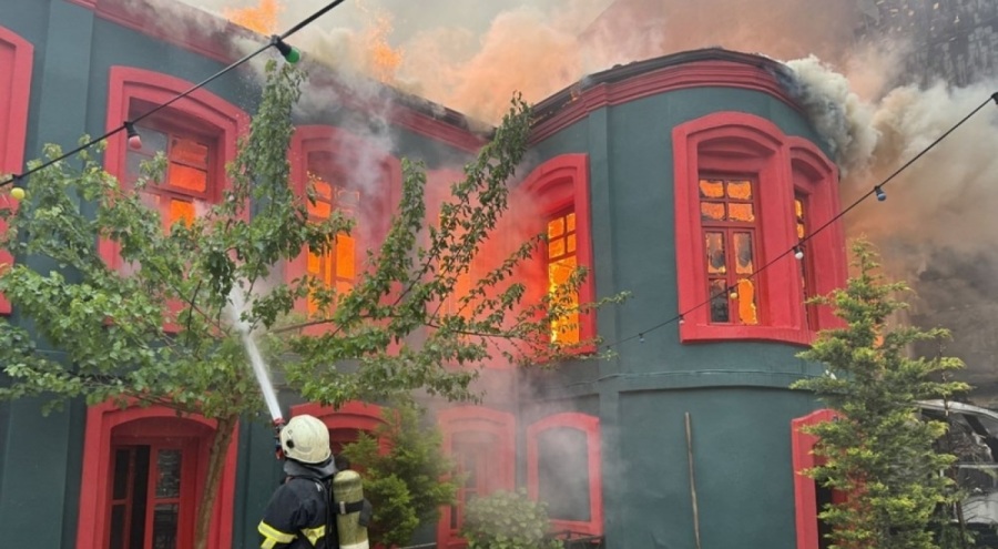 Kırklareli'nde tarihi binada yangın: Alevlere müdahale sürüyor
