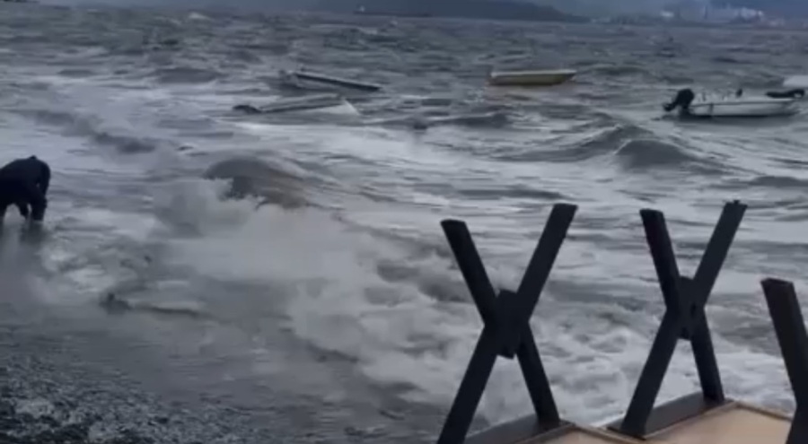 Gemlik'te fırtına ve yağmur hayatı olumsuz etkiledi