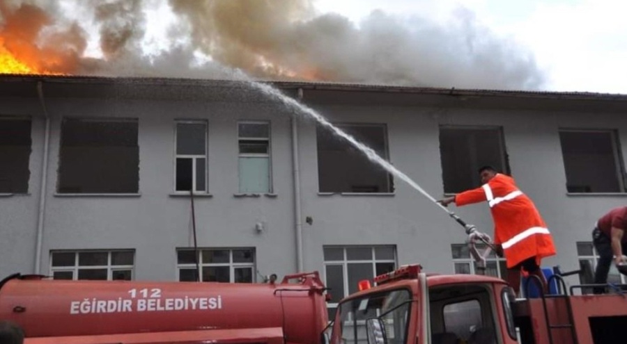 Lisede yangın! Alevler kısa sürede...