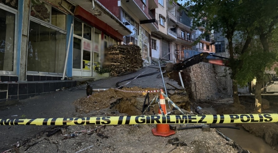 Kocaeli'de yol çöktü