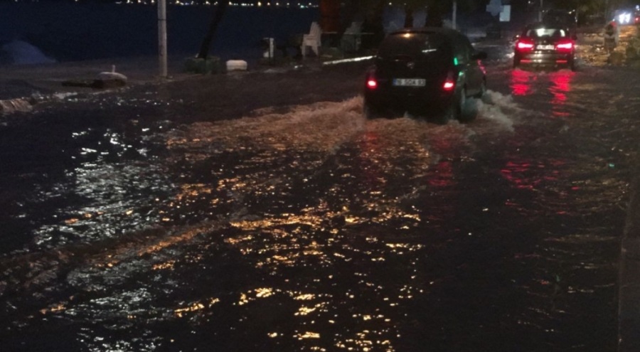 Bursa'da fırtına ve sağanak hayatı olumsuz etkiledi