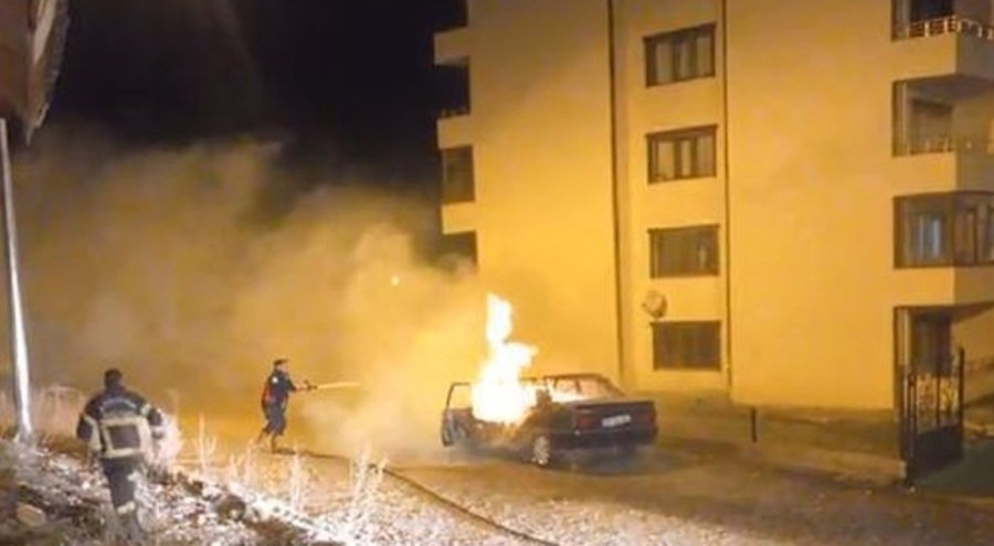 Park halindeki araç alev alev yandı