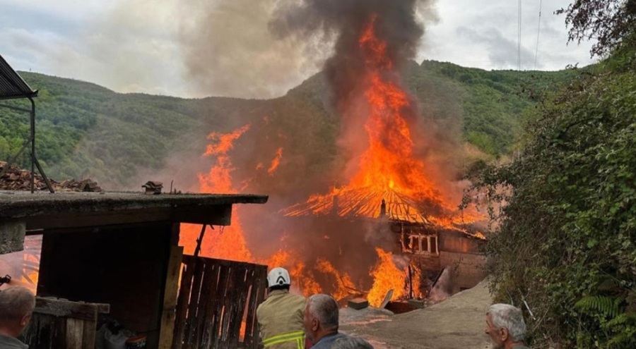 İki ahşap ev yanarak tamamen kül oldu