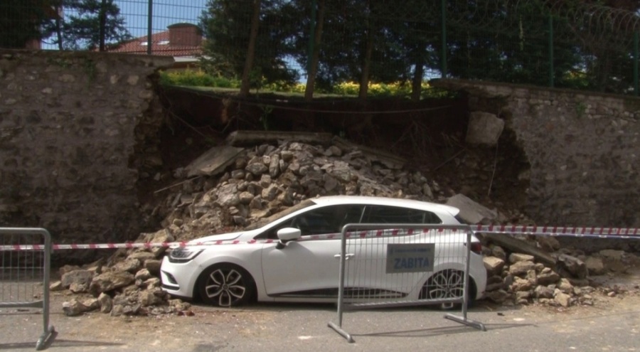 Yağışa dayanamayan bir site duvarı çöktü