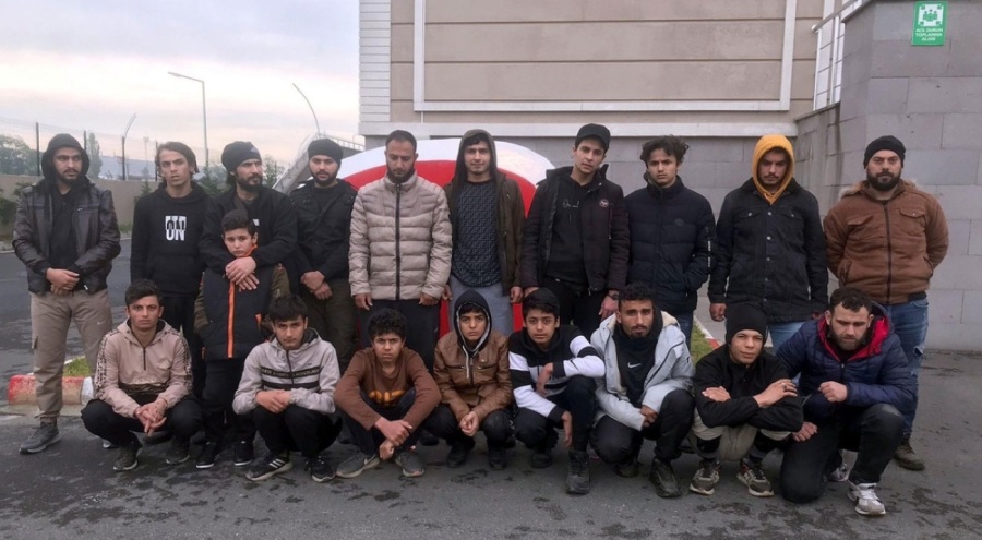 Durdurulan minibüsten 19 kaçak göçmen çıktı