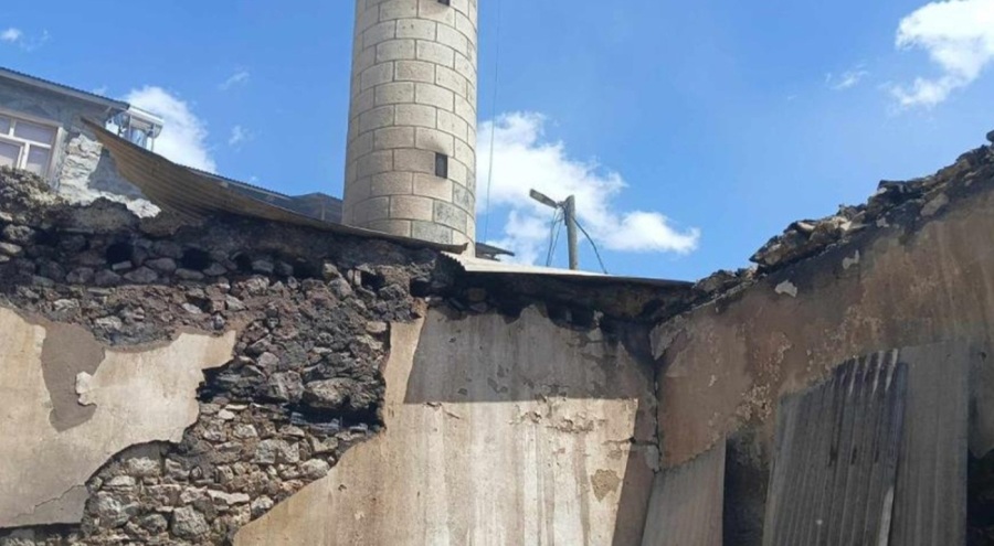 Camide çıkan yangın yan eve de sıçradı