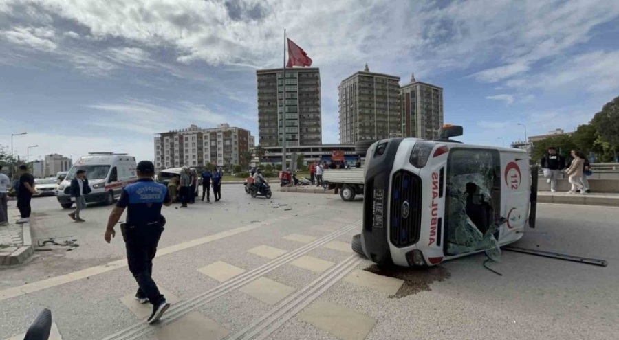 Ticari aracın çarptığı ambulans devrildi!