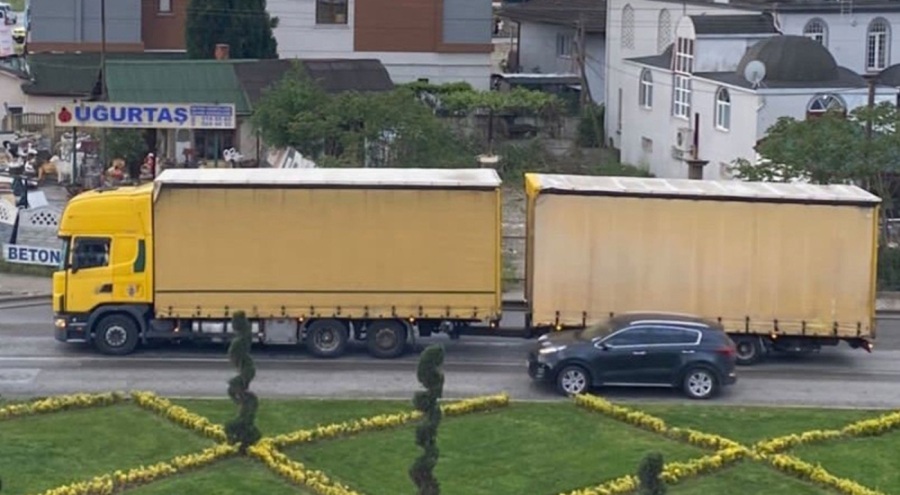 Tır dorsesinden 10 kaçak göçmen çıktı