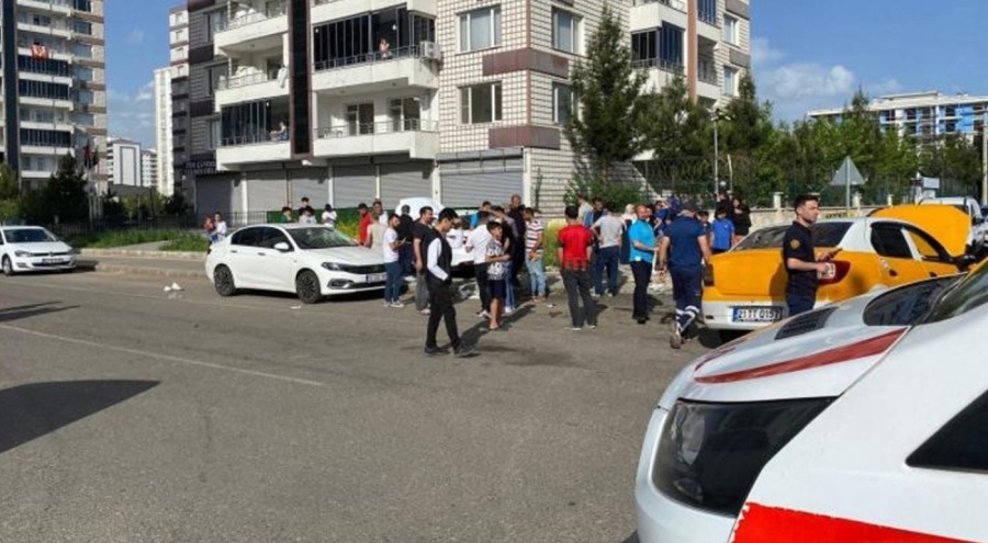 Diyarbakır'da taksi ile otomobil çarpışt! Yaralılar var