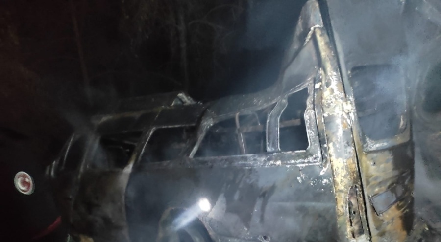 İşçileri taşıyan minibüs uçurumdan yuvarlanıp yandı