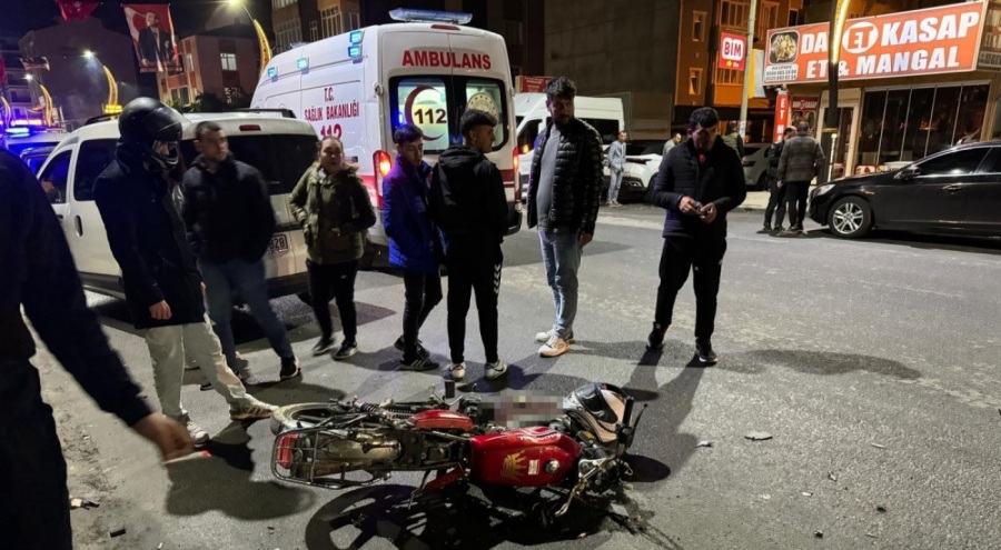 Hafif ticari otomobil ile motosiklet çarpıştı!