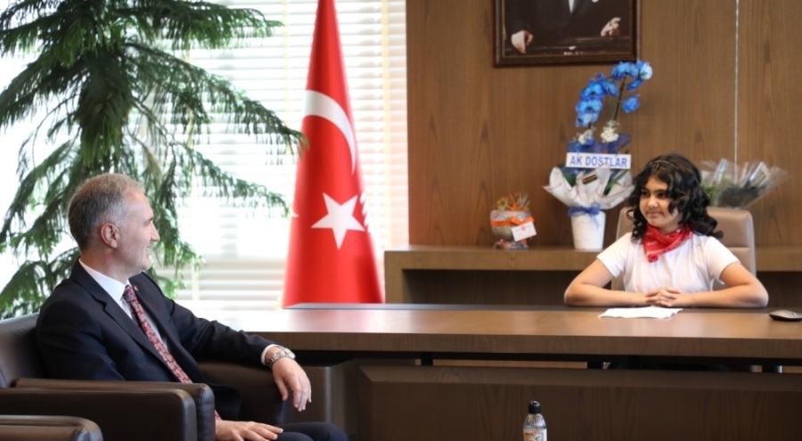 23 Nisan kapsamında İnegöl Belediyesi'nde başkanlık koltuğu Ayşe Zehra'nın