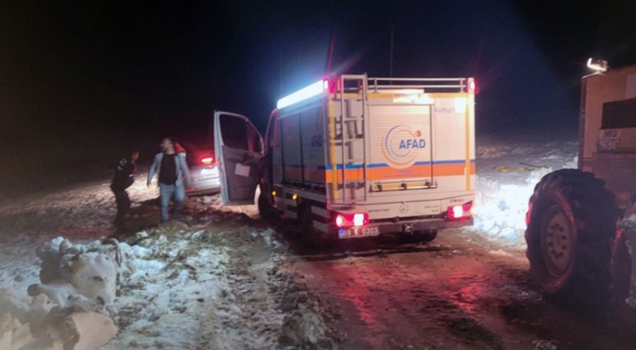 Nisan ayında karla mücadele! Mahsur kalanlar kurtarıldı