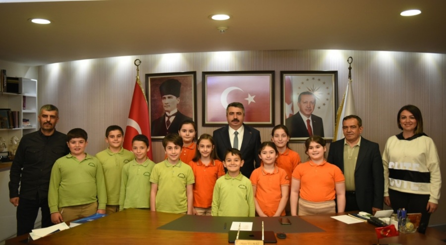 Yıldırım Belediye Başkanı Yılmaz'ın, başkanlık koltuğuna minikler oturdu