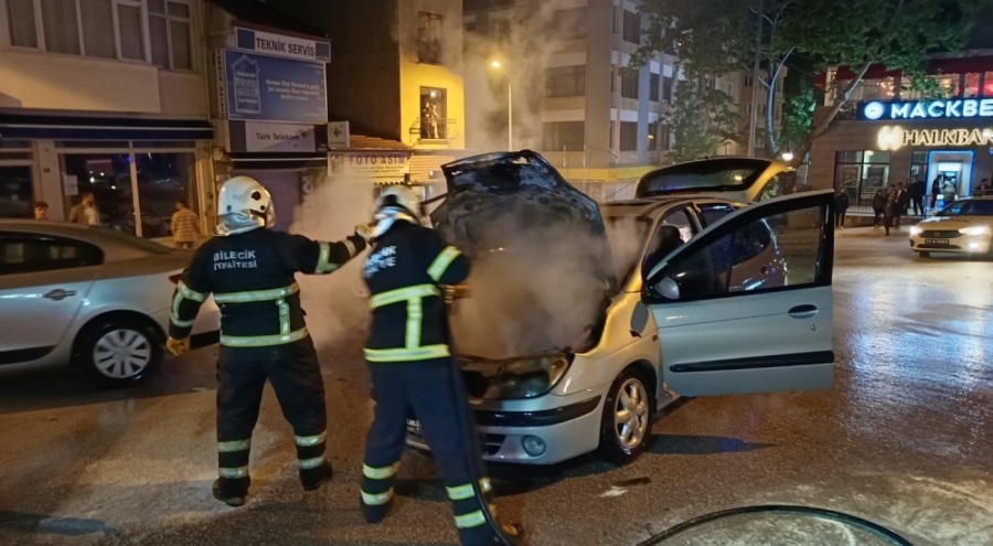 Seyir halinde alev alan ve patlamalar yaşanan araç yangını korkuttu