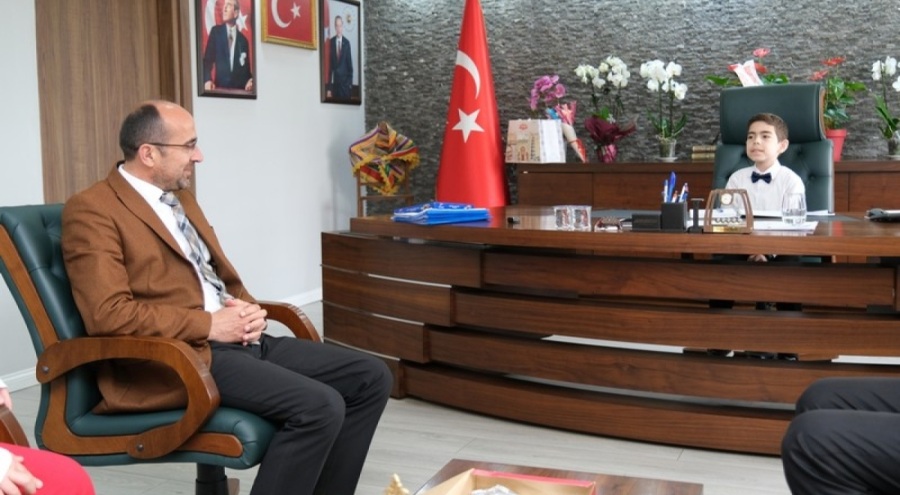 Orhaneli Belediye Başkanı Tayır makam koltuğunu Ediz'e bıraktı