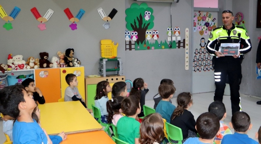 Bursa Mudanya polisi, ilkokullarda çocuklarla buluştu