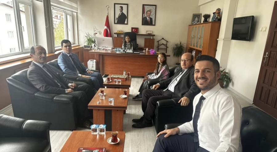 Orhaneli Kaymakamlık koltuğuna ilkokul öğrencisi Sahre Ay oturdu