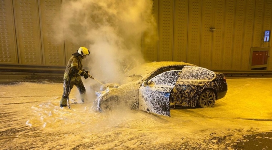 Seyir halindeki araç bir anda alev aldı