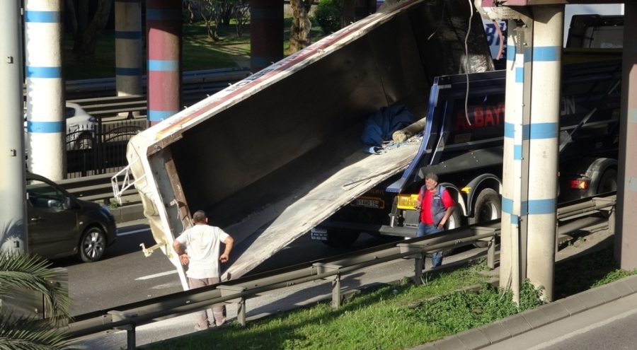 TIR'ın üzerindeki kamyon dorsesi köprüye takıldı