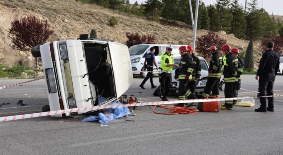 Yasak noktadan 'U' dönüşü yapmak isteyen minibüse otomobil çarptı