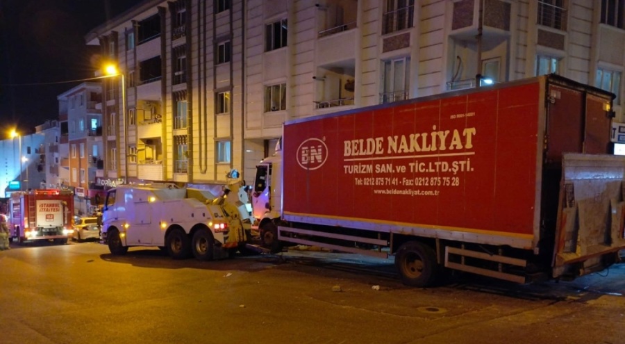 Feci kaza! 11 araca çarptı, iş yerine daldı