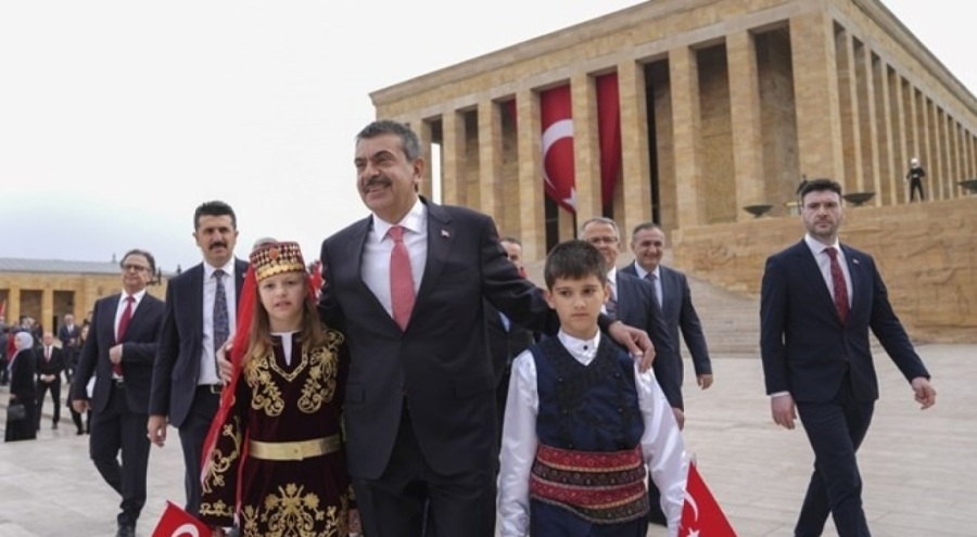 Anıtkabir'e ilk ziyaret Milli Eğitim Bakanı ve çocuklardan