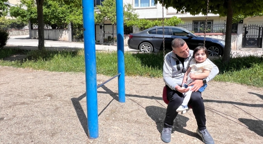 Bursa'da 2 yaşındaki Zeynep, babasının karaciğeriyle ilk 23 Nisan'ını kutladı